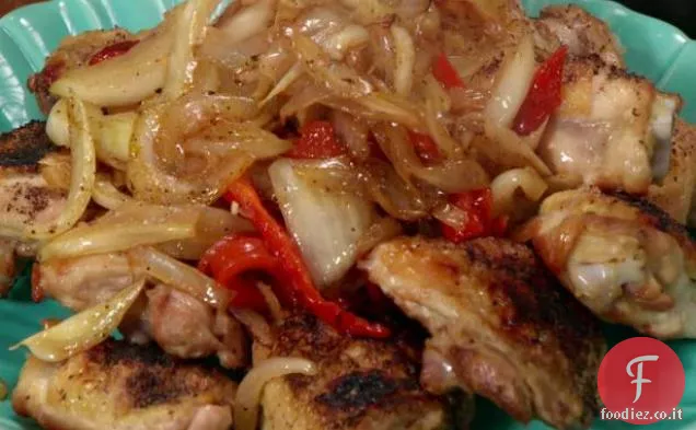Cosce di pollo alla griglia con finocchi, cipolle e peperoni rossi arrostiti