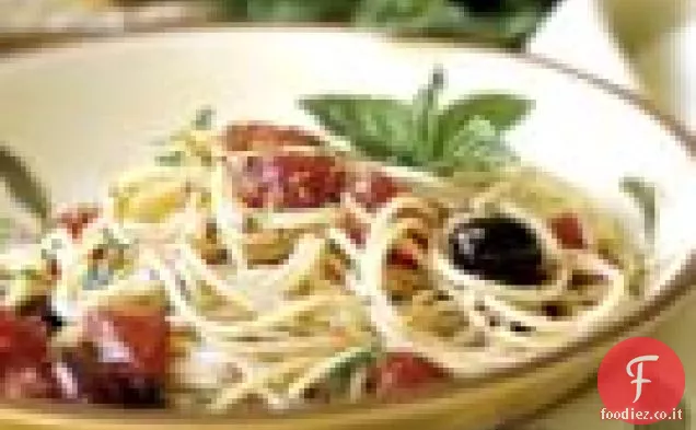 Spaghetti con salsa di pomodoro all'aglio tostato
