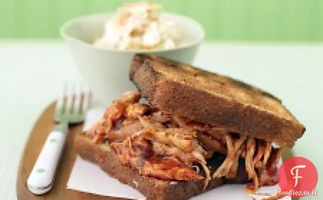 Pollo alla griglia su pane tostato all'aglio