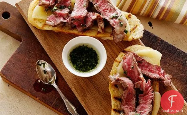 Mini Sandwich di bistecca alla faccia aperta su pane all'aglio con Provolone invecchiato e olio di Prezzemolo