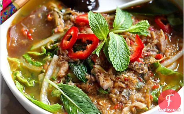 Penang Assam Laksa (Nyonya tagliatelle calde e aspre in zuppa di pesce)