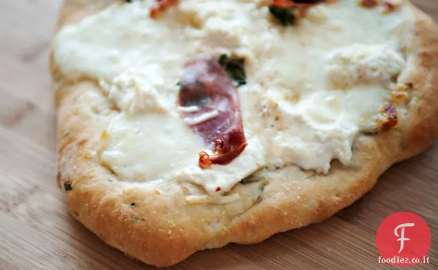 Quattro Pizza al formaggio con aglio e rosmarino crosta