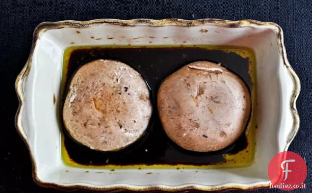 Hamburger di Gouda Portobello ammucchiati con aglio arrosto