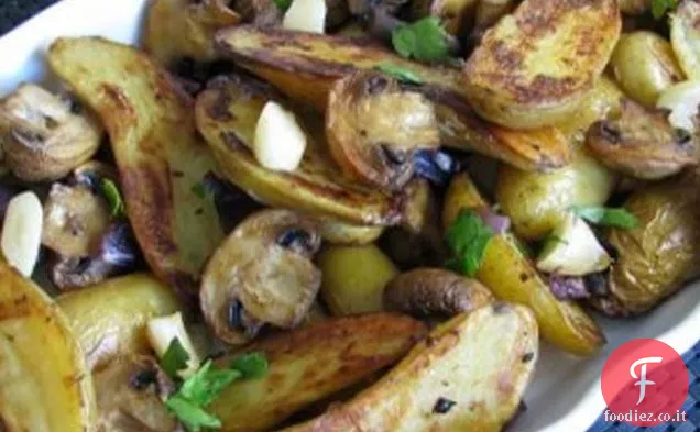 Patate arrosto Fingerling, funghi, cipolle rosse e aglio