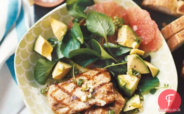 Mahimahi alla griglia con pompelmo, avocado e insalata di crescione
