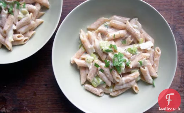 Maccheroni e formaggio con porri e panna acida