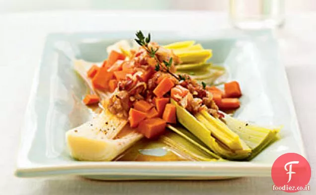 Porri brasati con condimento caldo di pancetta