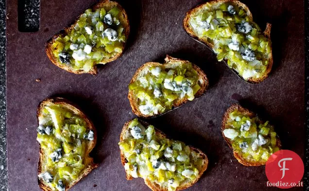 Toast di porro con formaggio blu