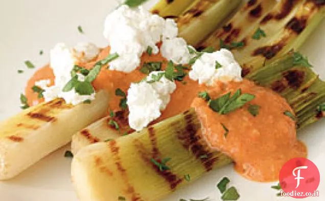 Porri alla griglia con vinaigrette al pepe arrosto e formaggio di capra