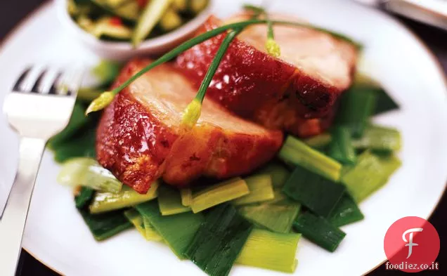 Spalla di maiale glassata al miele con porri brasati