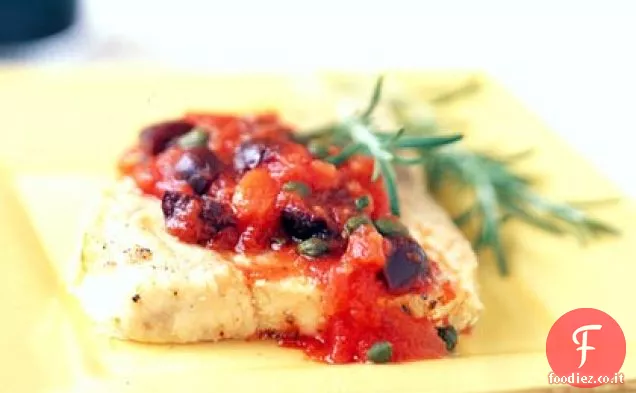 Olio d'oliva-Mahimahi in camicia con salsa di pomodoro mediterranea