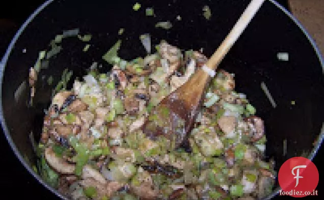 Zuppa di pollo cremosa con riso selvatico, porri e funghi