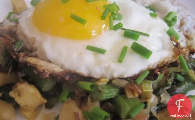 Asparagi Patate porro Hash (È vegano Fino a quando non si mette un uovo in cima)