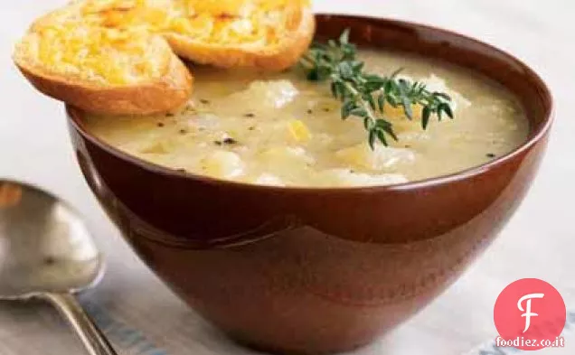 Zuppa di porri di patate dorate con toast di cheddar
