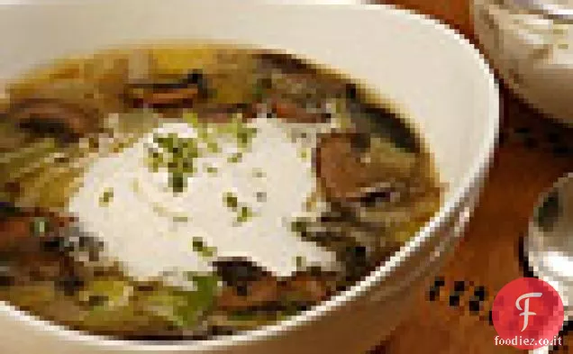 Zuppa di funghi e porri con crema di timo