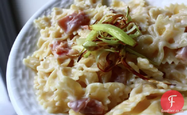 Farfalle Con Fontina, Prosciutto e Porri Croccanti