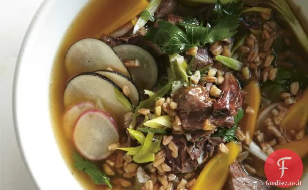 Stinco di manzo e ricetta della zuppa di farro