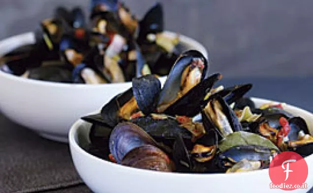 Cozze al vapore con porri, pomodori e aglio