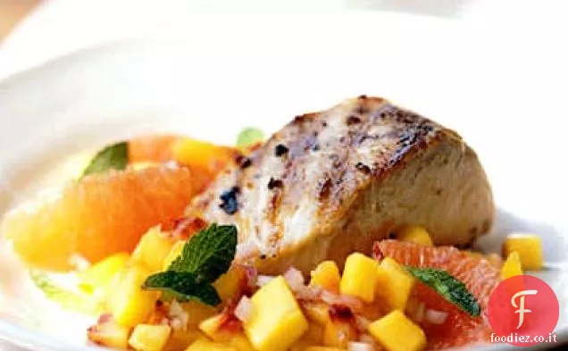 Mahimahi alla griglia con pesca e pompelmo rosa gusto