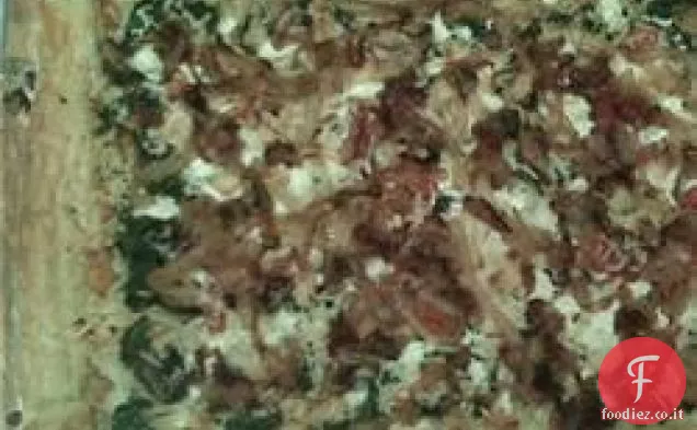 Pizza con feta e spinaci e cipolla caramellata