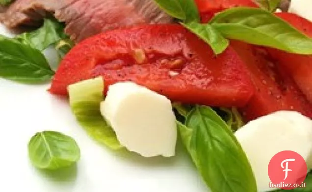 Insalata Caprese Con Bistecca Di Fianco Alla Griglia