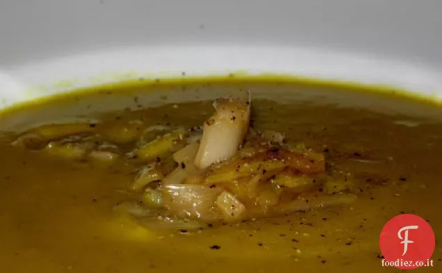 Zuppa di zucca di ghianda al curry con latte di cocco e brasato di zenzero