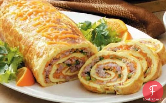 Rotolo di frittata con prosciutto e formaggio