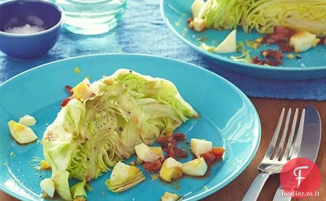 Insalata di spicchi di iceberg con salsa calda di pancetta