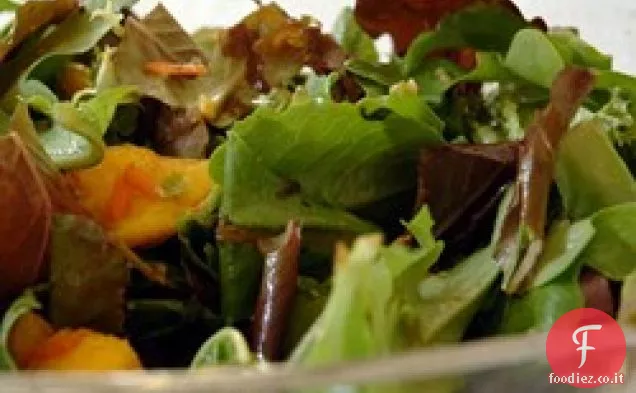 Insalata di mesclun e mango con salsa di carote allo zenzero