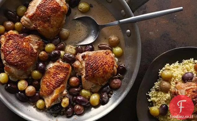 Cosce di pollo arrostite in padella con uva e olive