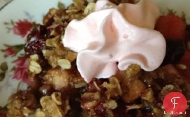 Croccante tradizionale di mele e mirtilli rossi