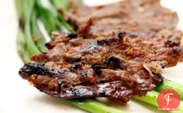 Asiatico alla griglia gonna bistecca e carbonizzato cipolle verdi