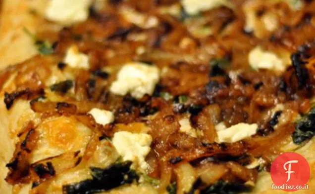 Pizza con cipolle caramellate e formaggio di capra