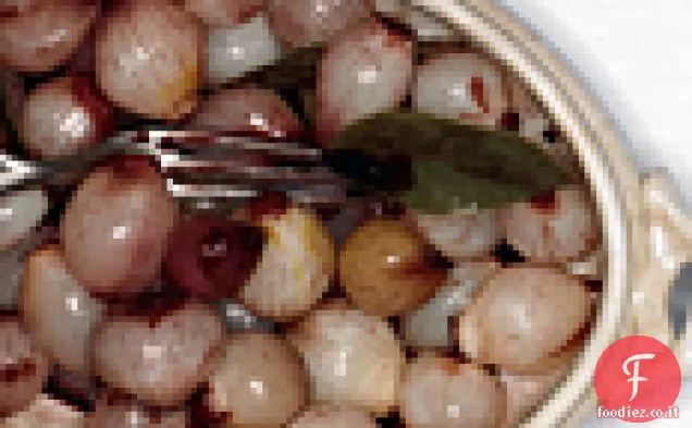 Cipolline glassate in porto con foglie di alloro