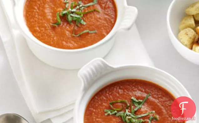 Zuppa di pomodoro arrosto con basilico fresco