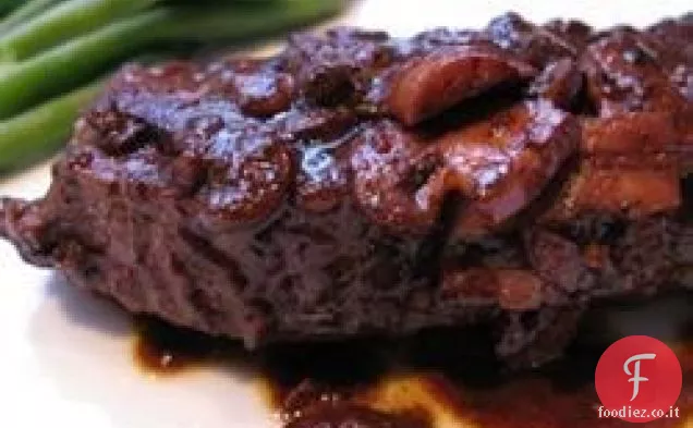 Bistecca facile di ferro piatto in salsa di vino