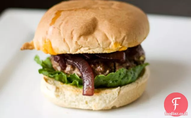 Hamburger di bisonte con cipolle di cabernet e Cheddar del Wisconsin