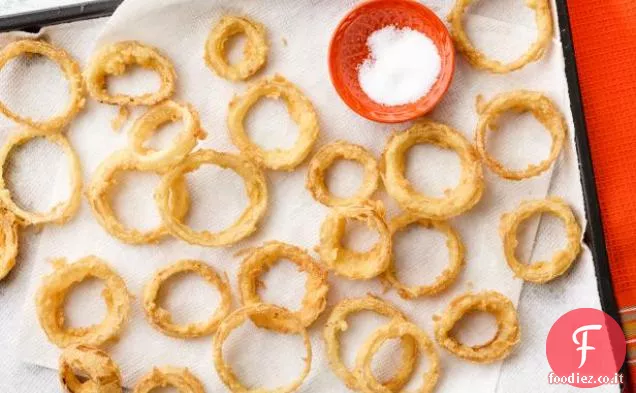 Anelli di cipolla fritti con farina di mais