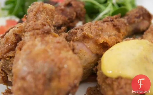 Pollo fritto di mais blu con aioli all'aceto di malto