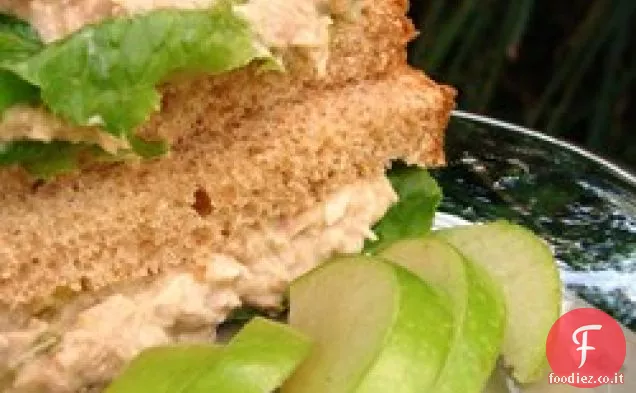 Ripieno del famoso sandwich con insalata Waldorf al tonno di Darra