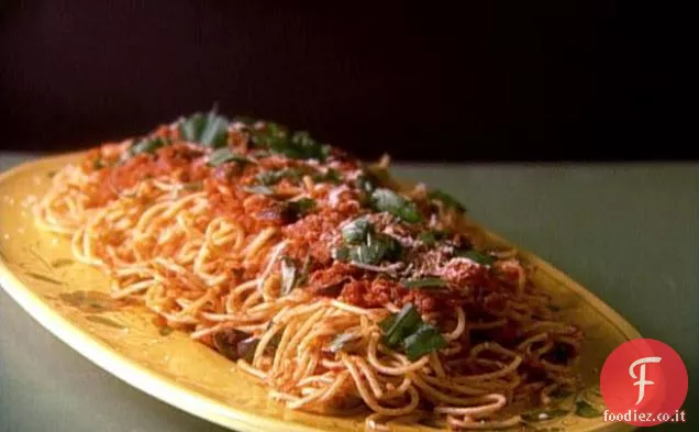 Spaghetti con Olive e Salsa di Pomodoro