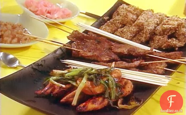 Festa barbecue in stile giapponese: Yakitori di pollo, manzo con zenzero e soia, 5 spezie e Ahi scottato al sesamo