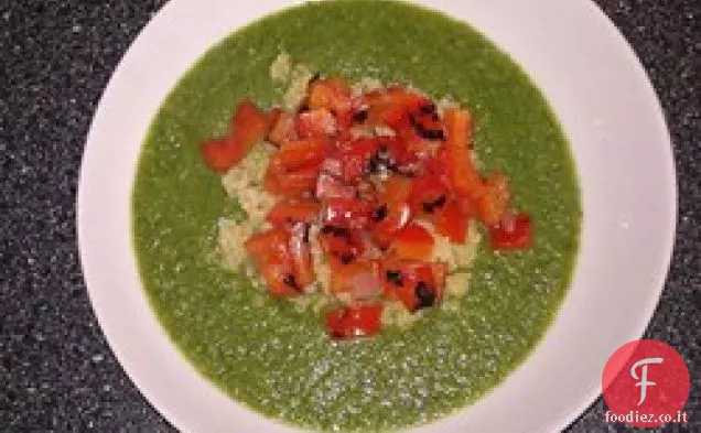 Purea di zuppa Green Things con salsa di quinoa e peperoni