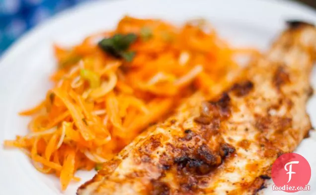Pesce Harissa con insalata di carote, menta e cipollotto