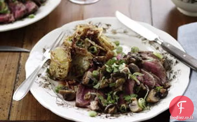 Bistecca a fette, funghi e cipolle verdi con patata calda di Digione