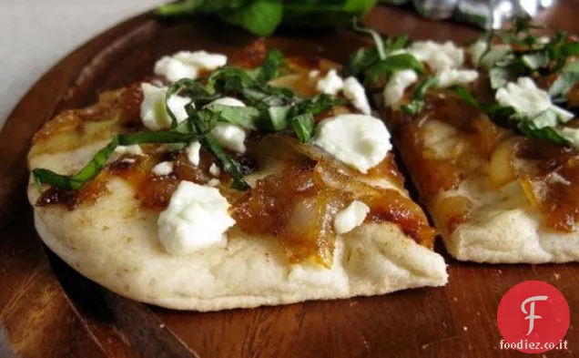 Focacce con Formaggio di capra, Cipolle caramellate e Basilico