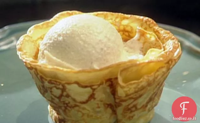 Crepes Suzette con gelato alla vaniglia e salsa al burro all'arancia