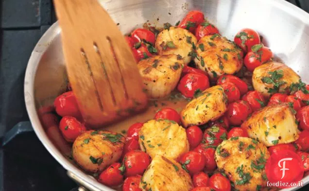 Capesante saltate con pomodorini, cipolle verdi e prezzemolo