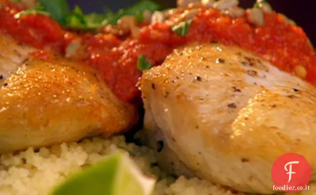 Pesce gatto scottato in padella con salsa di lime e peperoni rossi arrostiti e semi di girasole tostati