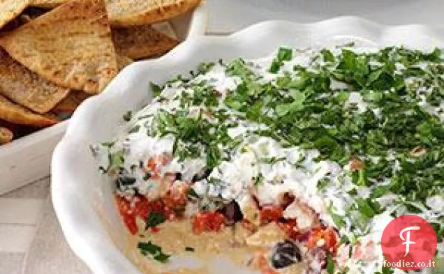 Salsa mediterranea a strati con patatine di pita